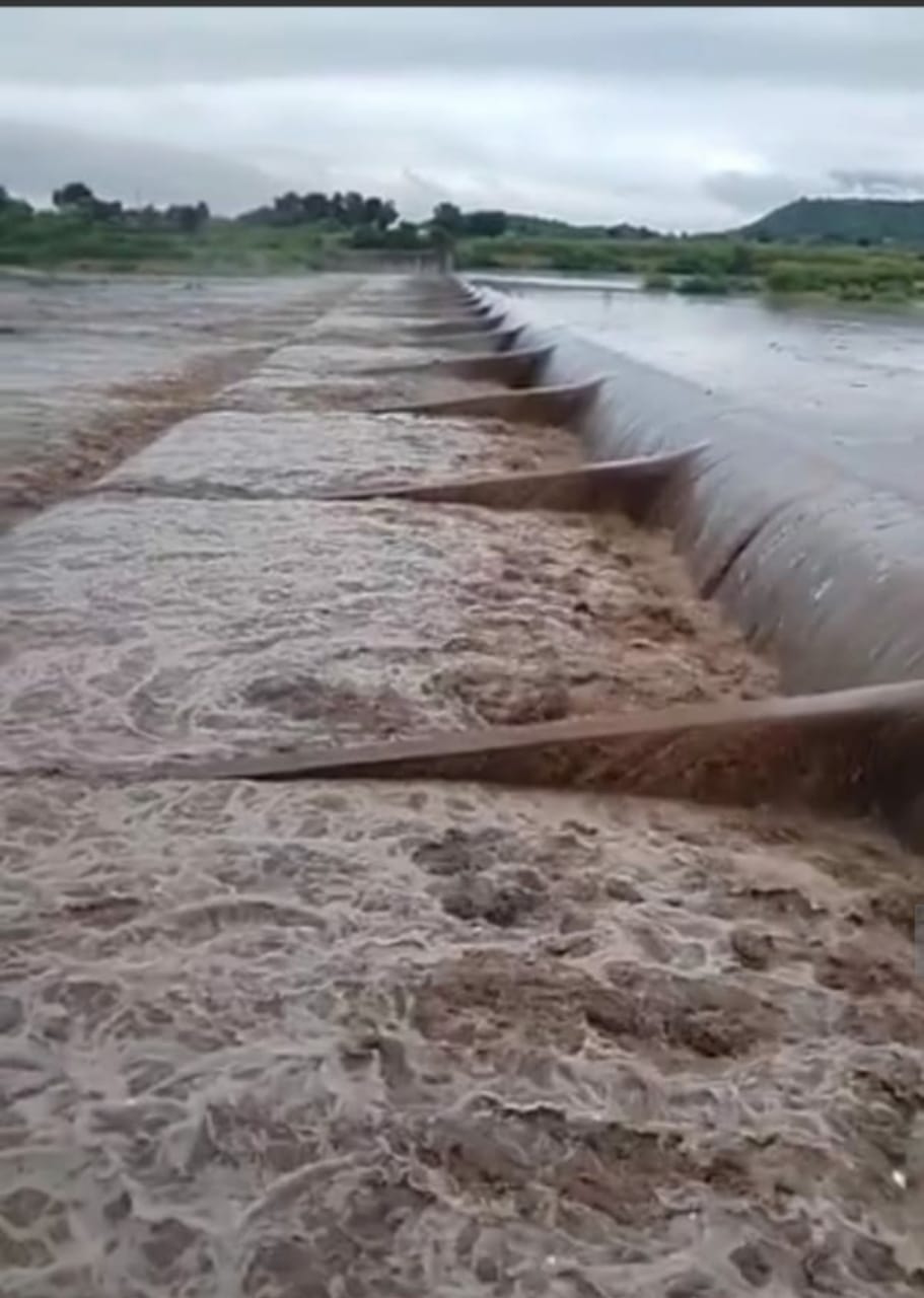 અમીરગઢની બનાસ નદી ઉપરવાસમાં ભારે વરસાદ થવાથી બન્ને કાંઠે વહેતી થઈ