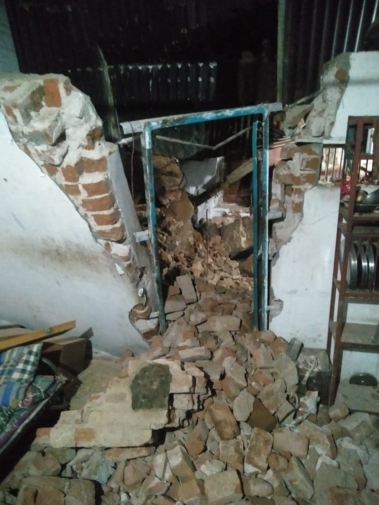 પાલનપુરમાં પાલિકાની ઉદાશીનતાને કારણે મકાનની દિવાલ ધરાશાયી : વૃદ્ધ કાટમાળ નીચે દટાતા મોત
