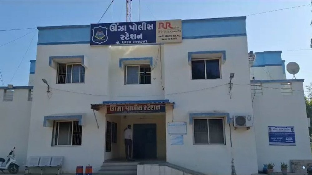 ઊંઝા પોલીસે 'તેરા તુજકો અર્પણ' કાર્યક્રમ અંતર્ગત ચોરી થયેલા ₹10 લાખથી વધુના દાગીના તેના મૂળ માલિકોને પરત કર્યો… – Garvi Takat – Gujarat News, Bollywood News ...